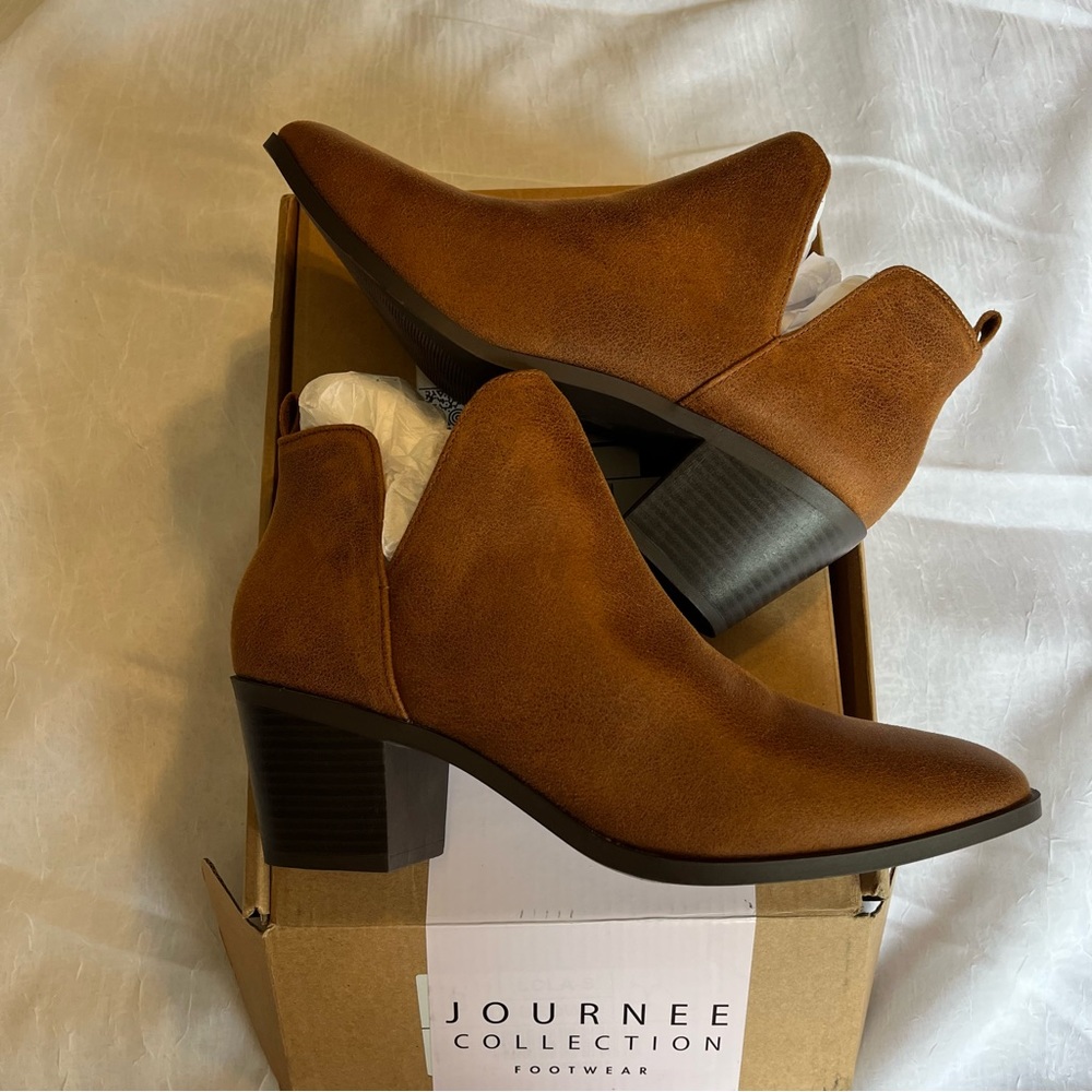 Journee collection footwear. Women’s size 8. NEW